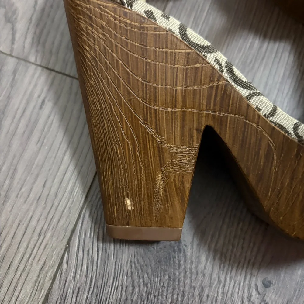 Y2K G By Guess Faux Wood Tan Logo Sultry Wedges Buckle Strappy Stylish Club Sexy